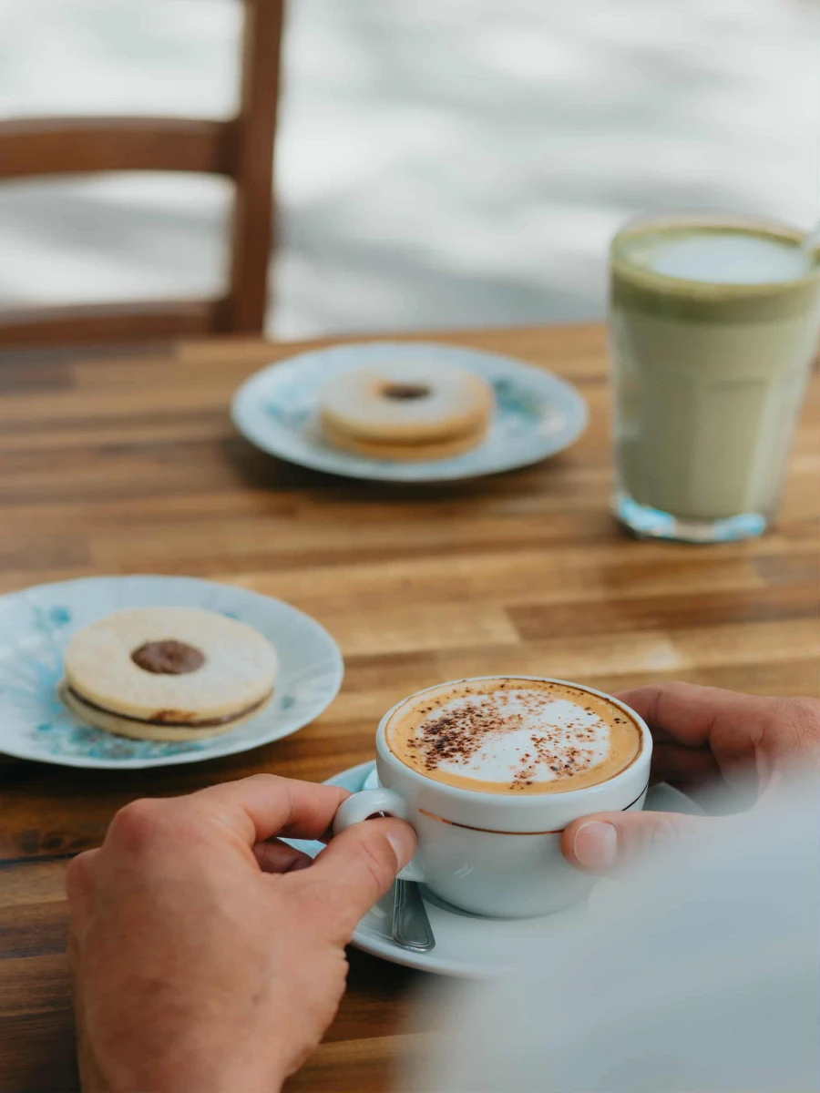 Cappuccino et biscuits maison sur table vintage
