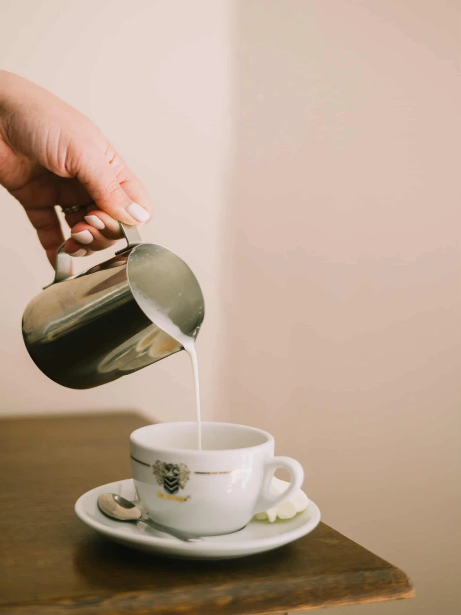 Préparation d'un café au lait artisanal