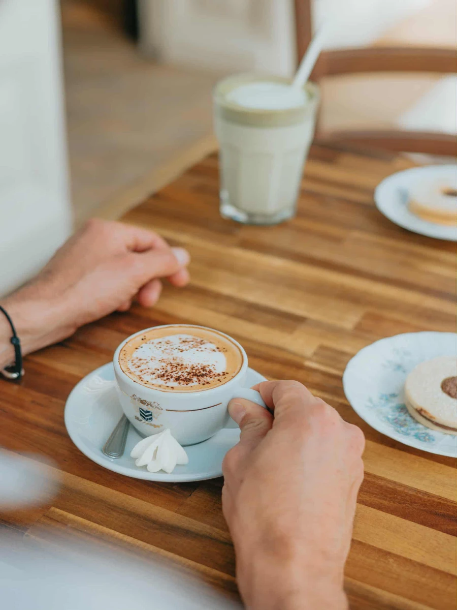 Moment de partage autour d'un cappuccino dans notre salon vintage